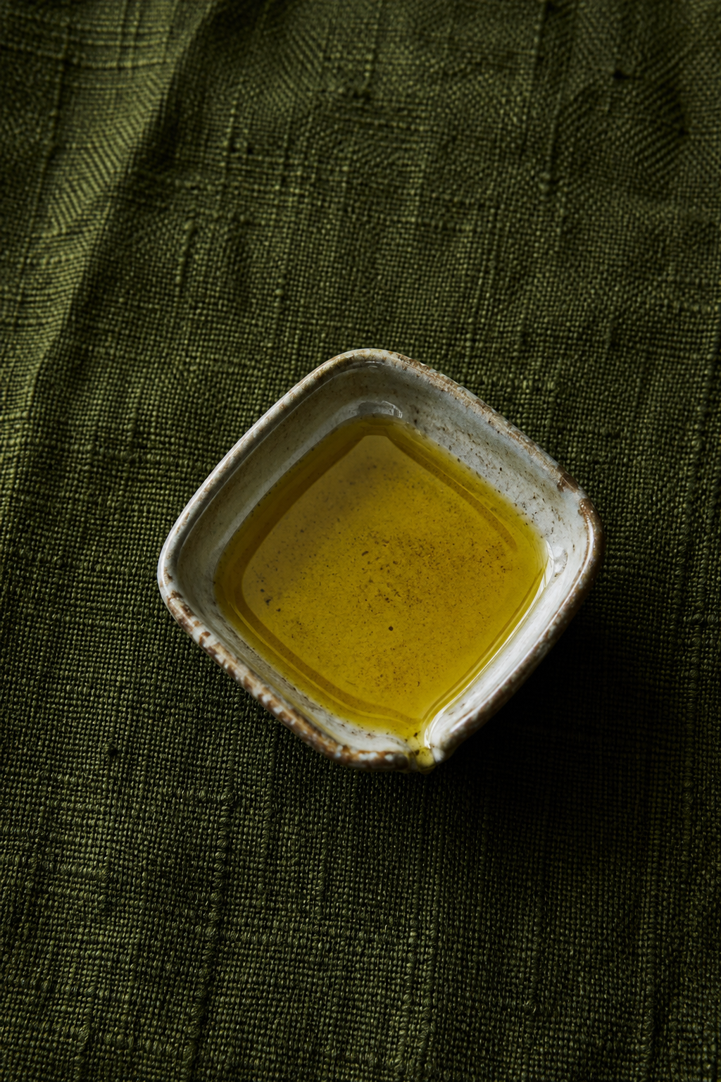 Extra virgin olive oil as a Foodna ingredient image for quality-fat and olive polyphenol signals.
